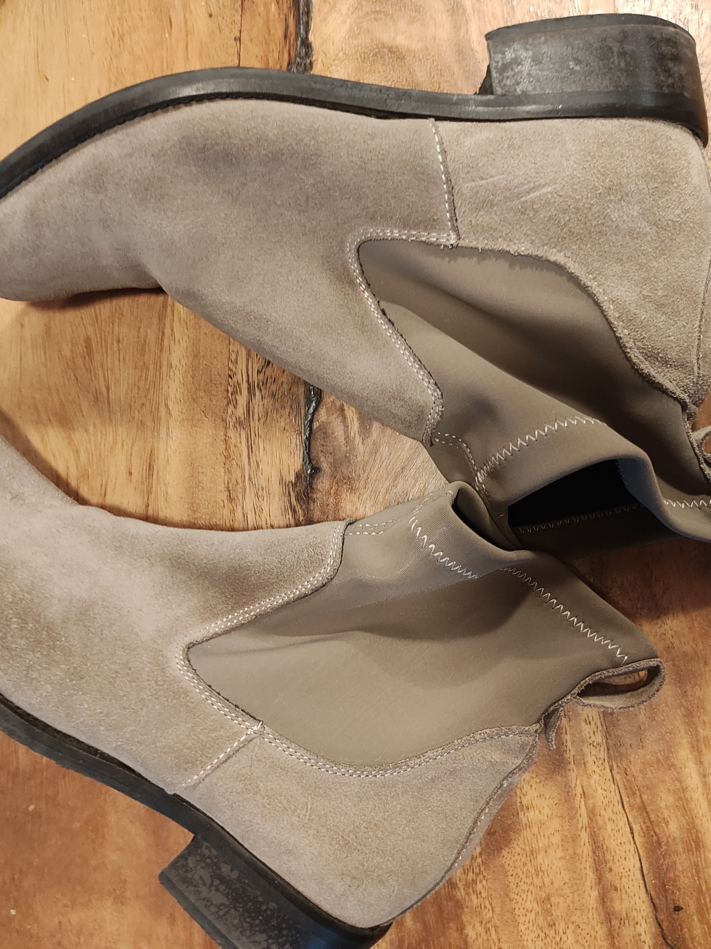 Men's Suede Chukka Boots In Taupe